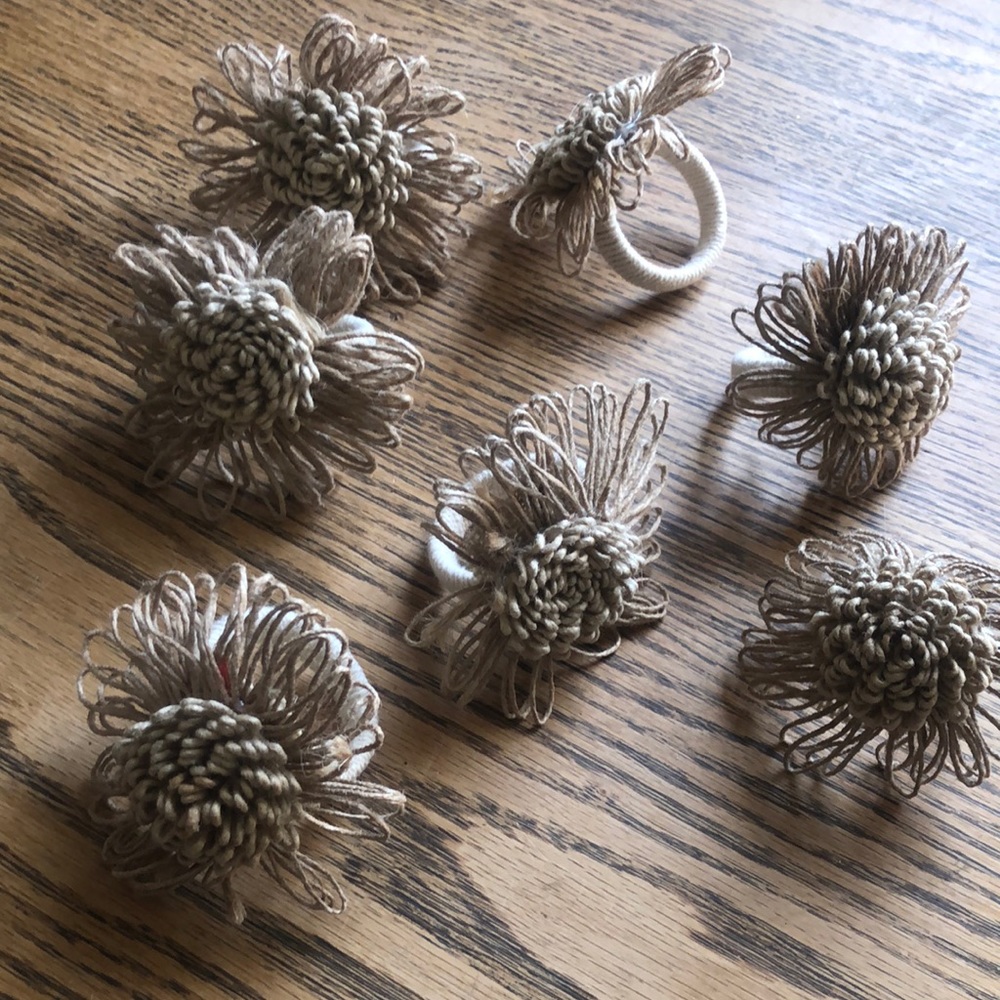 Set of 7 twine flower napkin rings